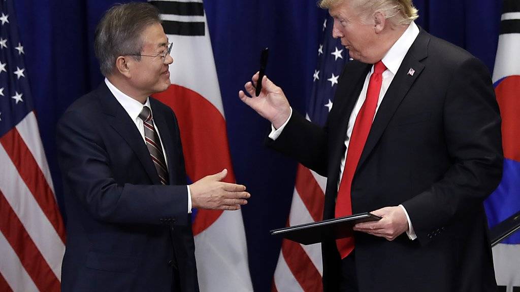 Südkoreas Präsident Moon Jae In und US-Präsident Donald Trump nach der Unterzeichnung des neuen Handelsabkommens in New York.
