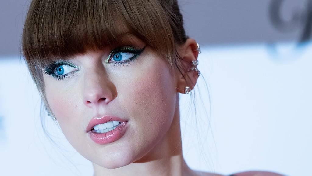 Taylor Swift geht über den Roten Teppich bei der Verleihung der MTV Europe Music Awards vor PSD Bank Dome.