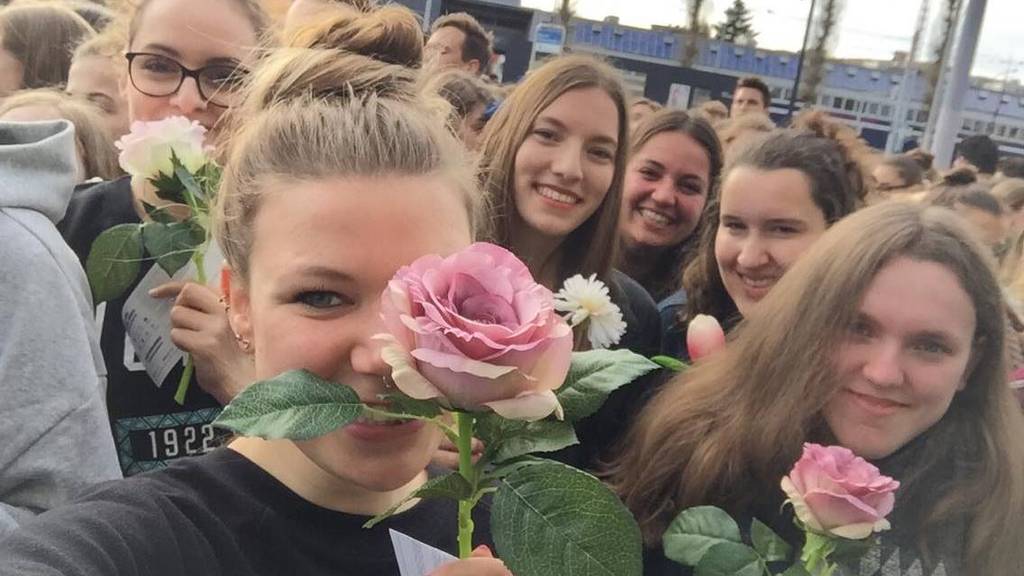 Alexandra Sauter (l) un ihre Freundinnen haben über 200 Blumen dabei gehabt. (Bild: zVg)