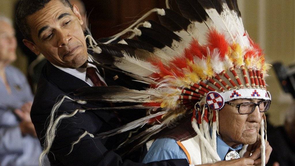 US-Präsident Obama hatte alle Mühe, die Freiheitsmedaille um den Hals von Joe Medicine Crow zu legen. (Archivbild)