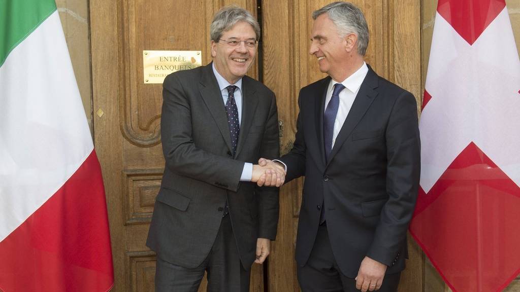 Die diplomatischen Beziehungen zwischen Italien und der Schweiz waren schon immer eng. Im Bild: Italiens Aussenminister Paolo Gentiloni, links, mit Nationalratspräsident Didier Burkhalter.