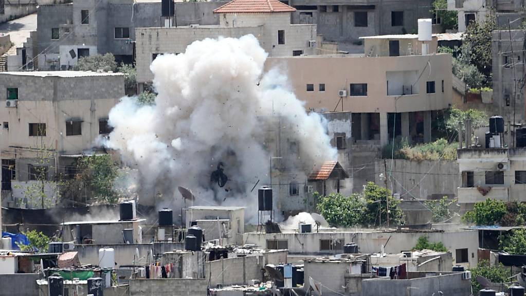 Rauch steigt über dem Flüchtlingscamp Nur Shams im Westjordanland auf.