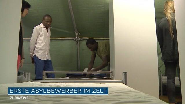 Erste Asylbewerber ziehen in Armeezelte ein