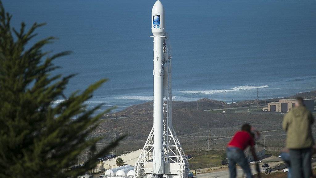 Falcon-9-Rakete vor dem Start im Januar 2016 (Archivbild)