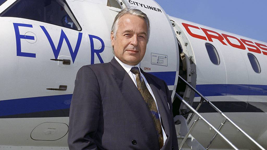 Staatssekretär Franz Blankart am 13. April 1992 auf dem Flughafen Bern-Belp vor dem Abflug zur Parafierung des EWR-Vertrages nach Brüssel. (Archivbild)