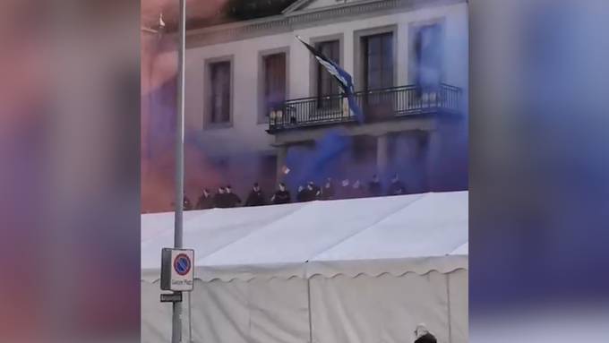 Rechtsextreme Junge Tat demonstriert vermummt vor Regierungsgebäude in Aarau