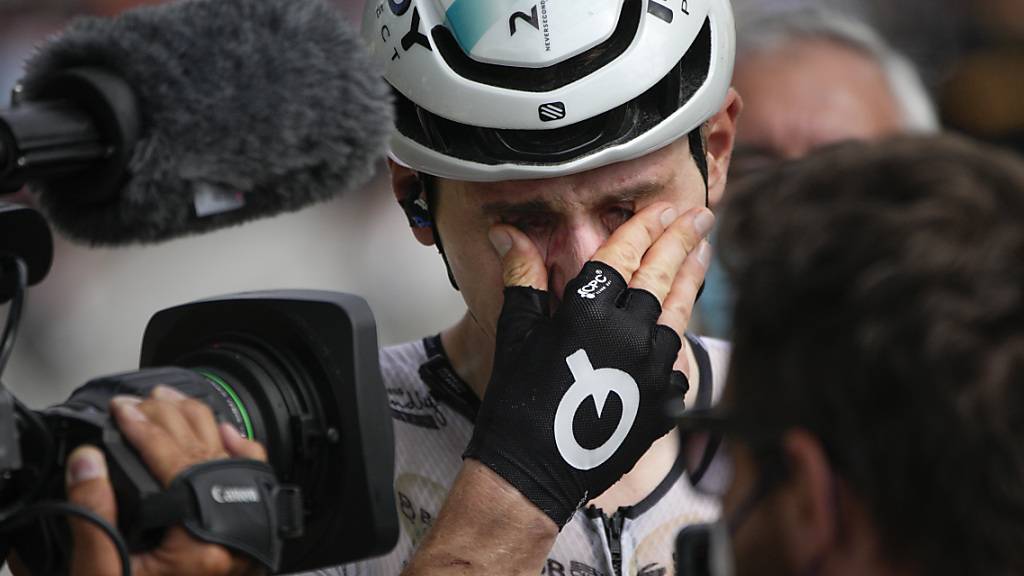 Matej Mohoric, der Teamkollege des verstorbenen Gino Mäder, bricht nach dem Etappensieg in Tränen aus