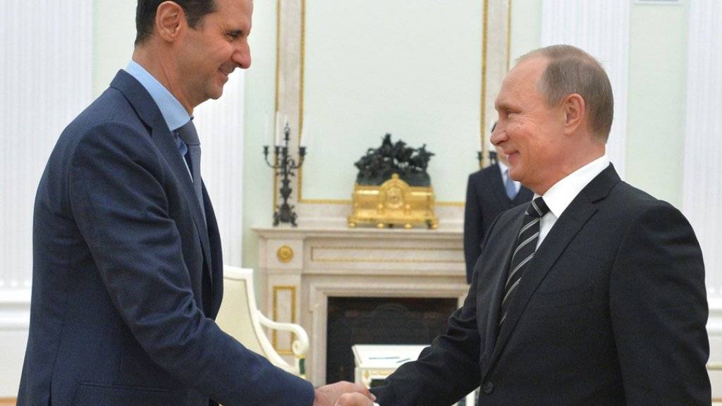 Wladimir Putin bei der Begrüssung von Baschar al-Assad am Dienstagabend im Kreml.