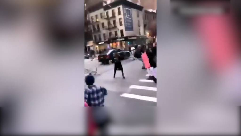 New York (USA): Autofahrerin rast in «Black Lives Matter»-Demonstranten