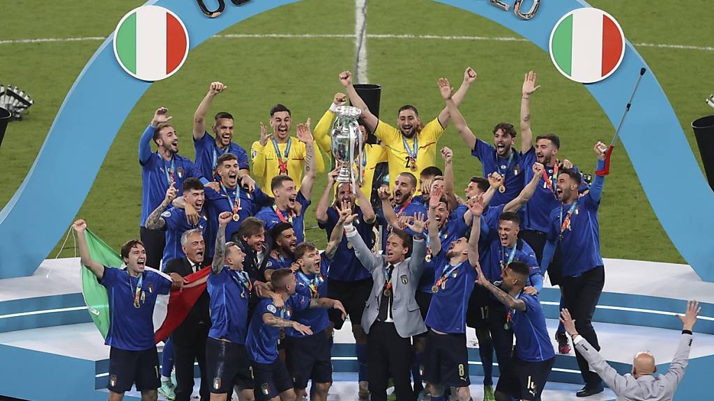 Die Italiener um Nationalcoach Roberto Mancini feiern den EM-Titel im Juli 2021 in London
