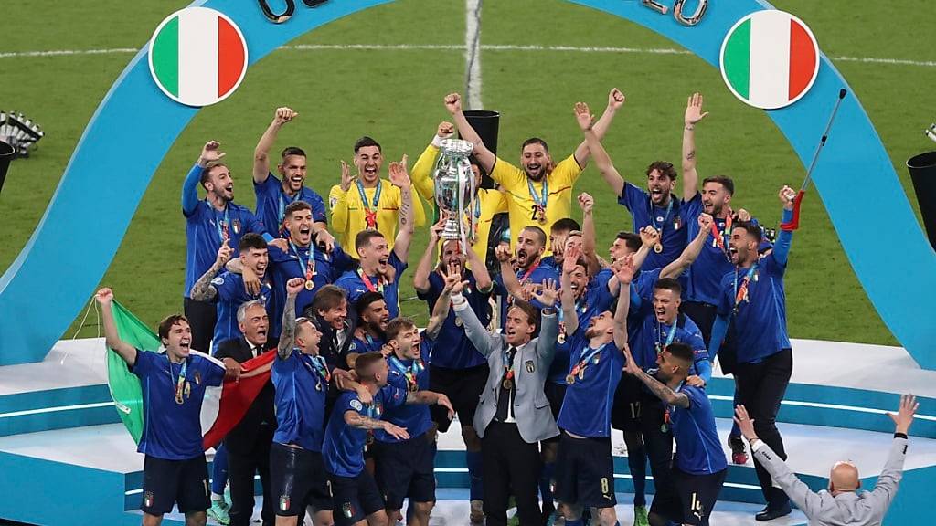 Die Italiener um Nationalcoach Roberto Mancini feiern den EM-Titel im Juli 2021 in London