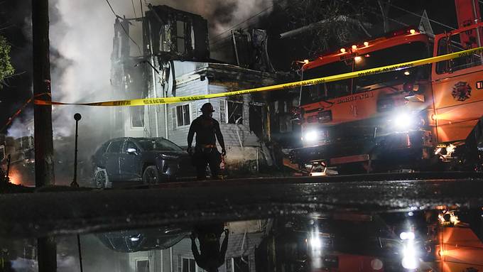 Schüsse und Haus in Flammen – mehrere Familienmitglieder vermisst