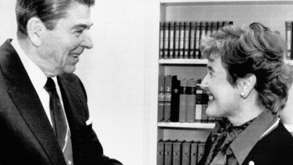 Sie nannte ihn «warmherzig», er sie «charming»: Die erste Schweizer Bundesrätin Elisabeth Kopp am 9. November 1987 mit US-Präsident Ronald Reagan im Oval Office. (Archivbild)