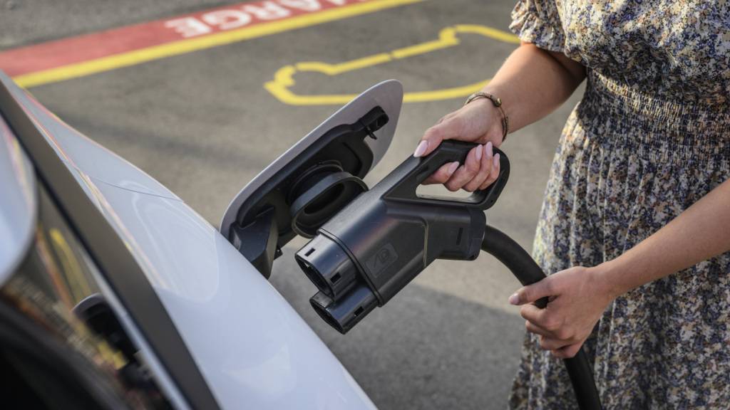 Der E-Auto-Anteil beträgt schweizweit 5,5 Prozent. Mehr als doppelt so hoch ist er im Kanton Zug. (Symbolbild)