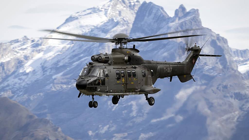 Die Armee unterstützt die Kantone Tessin und Wallis bei der Bewältigung der Unwetter-Folgen mit Super-Puma-Helikoptern. (Archivbild)