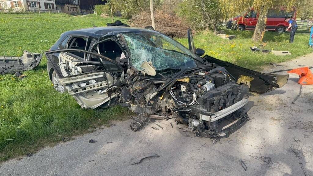 Durch die Wucht des Aufpralls schleuderte das Auto mehrere Meter weiter, ehe es neben der Strasse zum Stillstand kam.