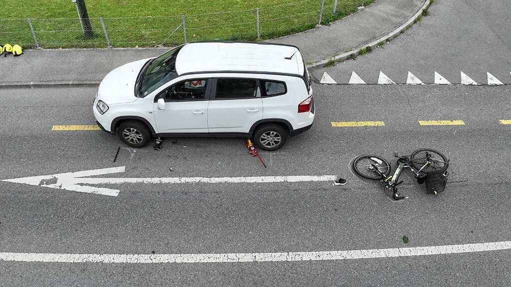 E-Bike-Fahrerin in Stansstad NW unter Auto eingeklemmt und verletzt