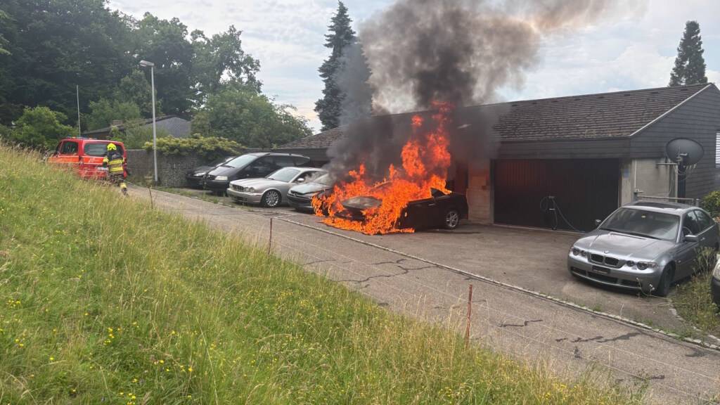 In Oberuzwil brannte ein Auto komplett aus.