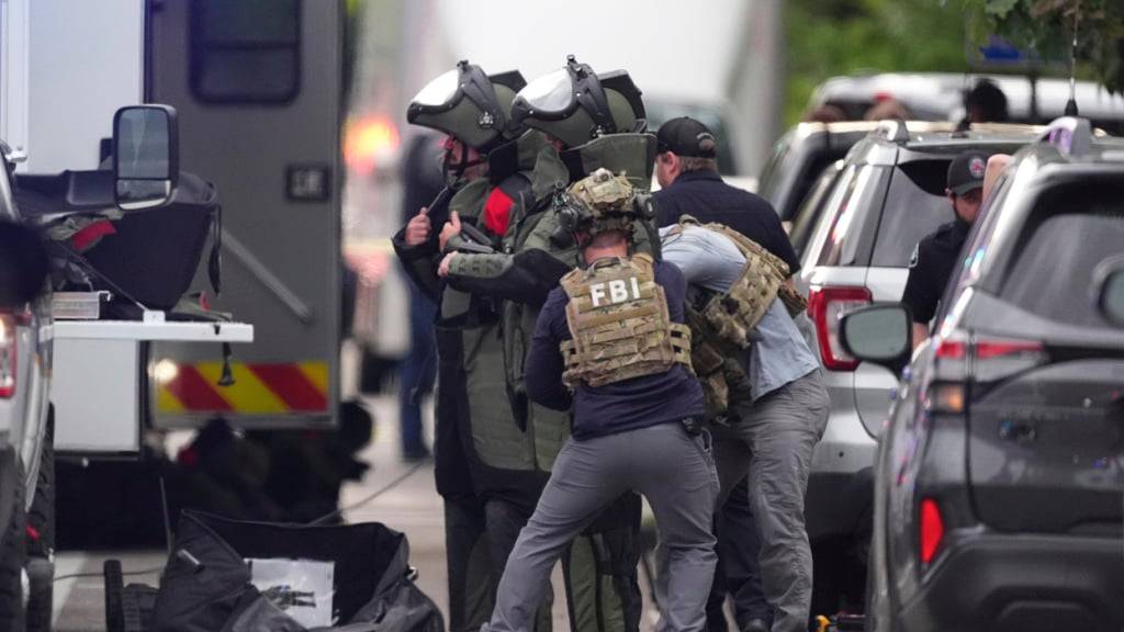 Beamte der Strafverfolgungsbehörden ziehen Schutzkleidung an, um nach einem Angriff auf der Peark Street Mall zu ermitteln. Im US-Bundesstaat Colorado sind bei einer Attacke mehrere Menschen verletzt worden. Foto: David Zalubowski/AP/dpa