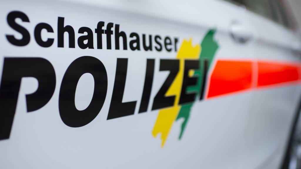 Beim Versuch, in einen abfahrenden Bus einzusteigen, ist in Schaffhausen ein 87-Jähriger mit seinem Arm unter ein Rad geraten. (Archivbild)