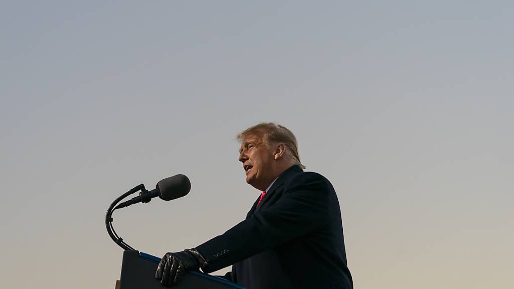 Donald Trump, Präsident der USA, spricht bei einer Wahlkampfkundgebung am internationalen Flughafen Rochester. Foto: Alex Brandon/AP/dpa