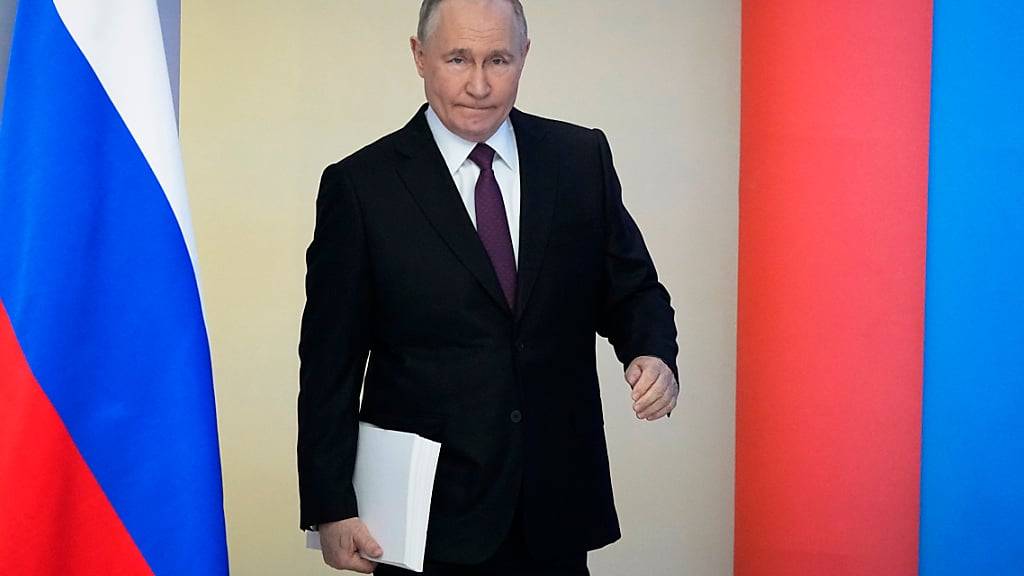 dpatopbilder - Wladimir Putin, Präsident von Russland, vor seiner Rede zur Lage der Nation in Moskau. Foto: Alexander Zemlianichenko/AP/dpa