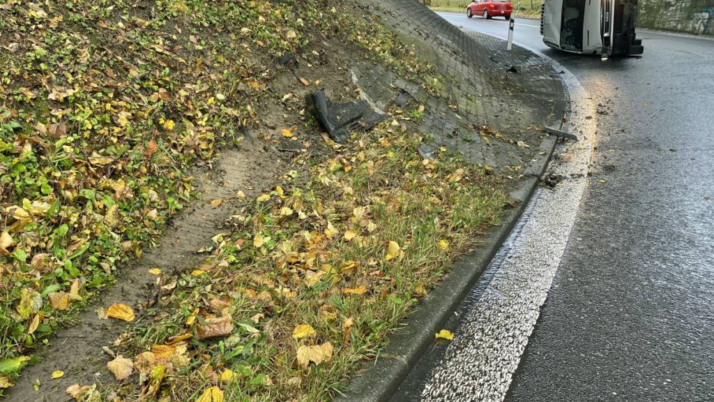 Ein Lieferwagen kippte auf der A2 in Ebikon LU zur Seite.