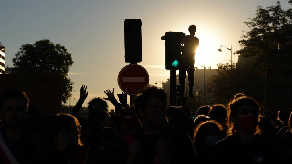 Schüler versammeln sich in Paris auf der Straße vor einer Demonstration gegen unterfinanzierte Schulen. Foto: Aurelien Morissard/AP/dpa