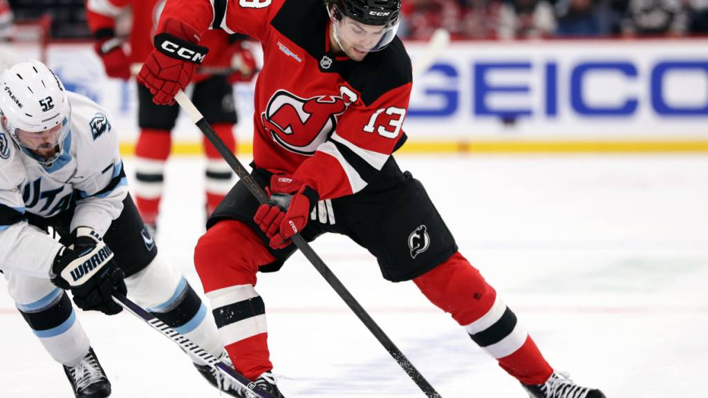 Nico Hischier (rechts) muss mit den New Jersey Devils gegen die Utah Mammoth eine Heimniederlage hinnehmen