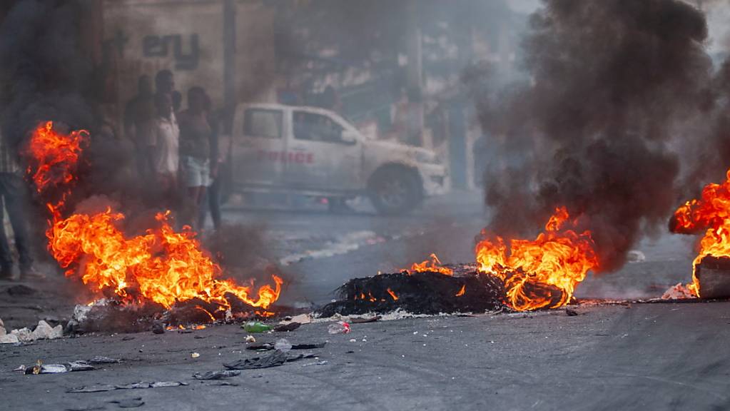 Bei Anti-Regierungsprotesten auf Haiti kam es zu Ausschreitungen zwischen Kundgebungsteilnehmern und Polizisten.