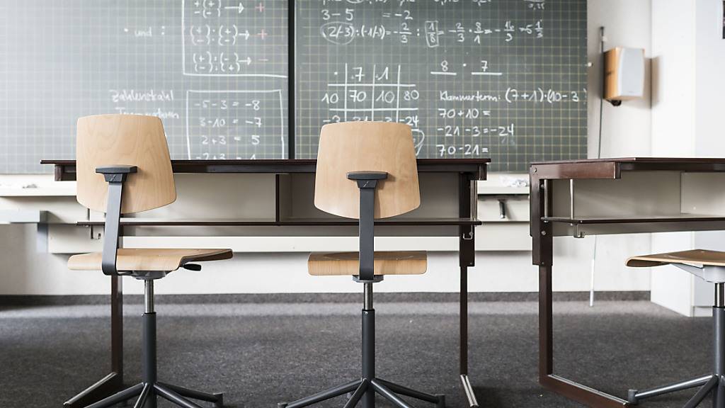 Jugendliche aus einkommensschwachen Familien finden in der Schule laut einer neuen Studie weniger Freunde. Eine Durchmischung der Sitzordnung könnte laut den Forschenden Abhilfe schaffen. (Symbolbild)