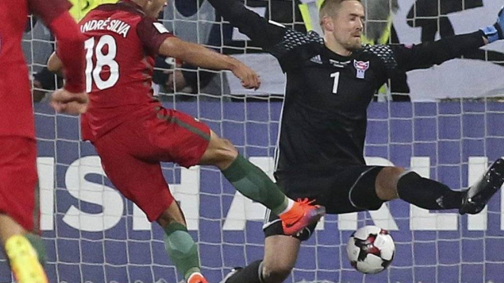 Portugals André Silva bezwingt Färöers Goalie Gunnar Nielsen dreimal in 25 Minuten