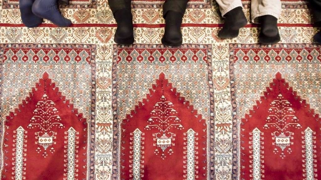 Gläubige beten in der Moschee der Bosnisch-Islamischen Gemeinschaft in St. Gallen. Eine Publikation der Uni Freiburg hat jetzt eine neue Wissenschaftsdisziplin dokumentiert, die das Zusammenleben von Muslimen und Schweizern reflektiert. (Archivbild)