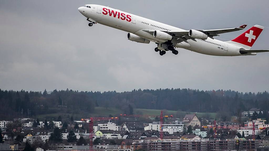 Am Flughafen Zürich starten die Flugzeuge nach einem Unterbruch wieder. (Archivbild)