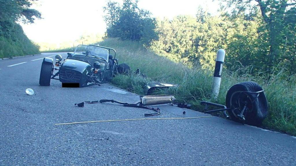 Der Caterham-Sportwagen wurde bei der Kollision mit einem entgegenkommenden Auto in Schöftland AG zertrümmert.