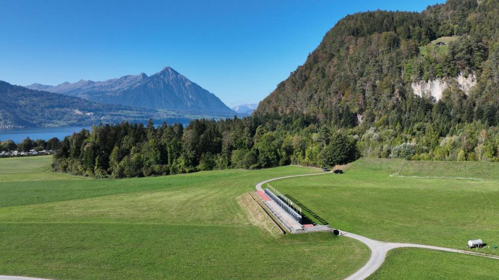 Gleitschirmpilot stürzt in Unterseen im Kanton Bern in den Tod