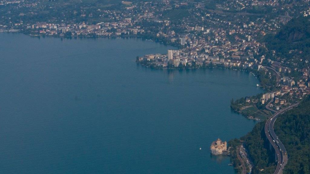 In diesem Bereich des Genfersees nahe des Schlosses Chillon ertrank am Samstagnachmittag ein 44-jähriger Mann während eines Tauchgangs. (Archiv)