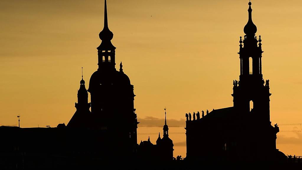 Silhouette von Dresden - rechts die katholische Hofkirche (August der Starke war zum Katholizismus übergetreten, um polnischer König werden zu können, während sein Volk in Sachsen grossmehrheitlich protestantisch war) und links das Residenzschloss.