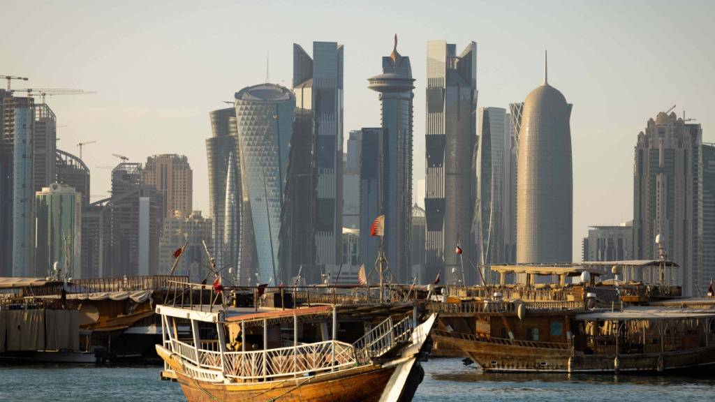 ARCHIV - Dhow-Boote, wie sie früher die Perlentaucher genutzt haben, fahren mit Touristen im Meer vor der Skyline von Doha. Foto: Christian Charisius/dpa