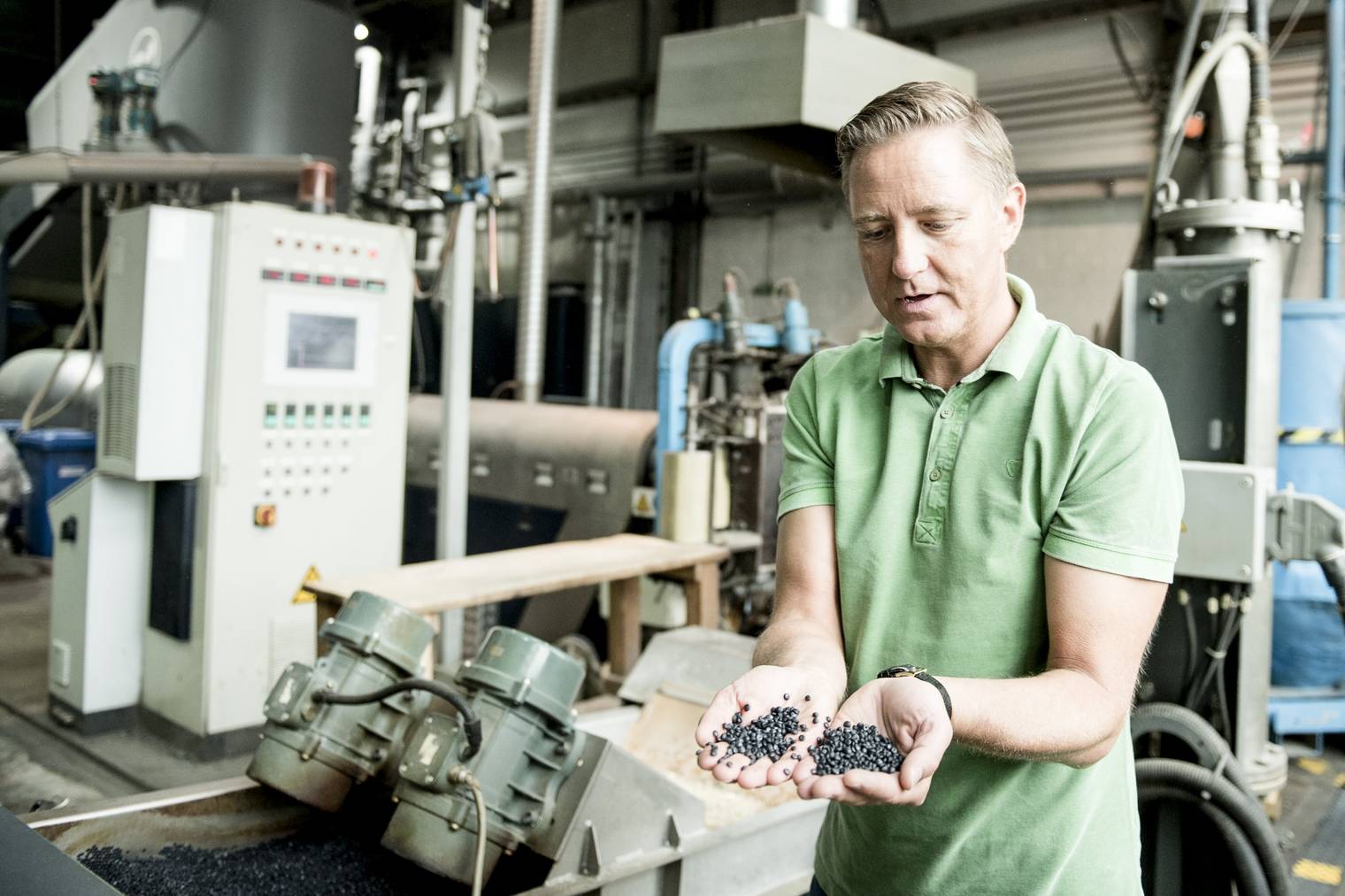 Plastikgranulat wird von Markus Tonner aus Plastikabfällen hergestellt. (Bild: Tagblatt/Mareycke Frehner)