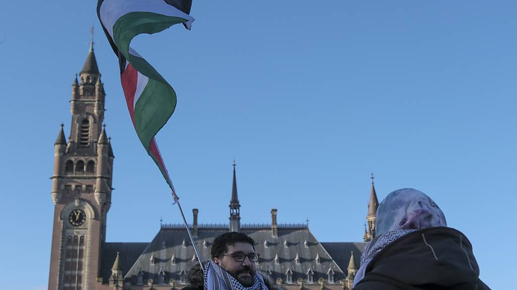 Demonstranten versammeln sich vor dem Gebäude des Internationalen Gerichtshofs. Foto: Patrick Post/AP/dpa