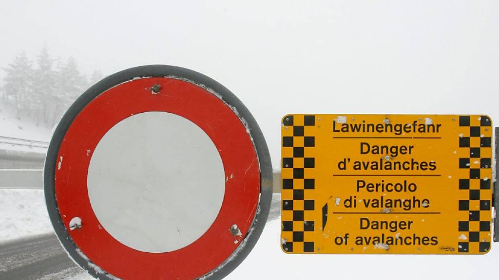 Die Sustenstrasse zwischen Meien und Färnigen auf dem Gemeindegebiet von Wassen UR ist am Samstagabend wegen Lawinengefahr gesperrt worden. (Symbolbild)