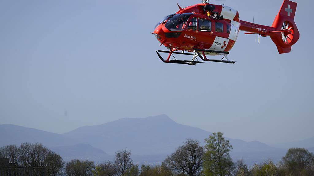 Eine Frontalkollision zwischen Lucens und Henniez im Kanton Waadt hat ein Todesopfer und einen Schwerverletzten gefordert. Der Schwerverletzte wurde mit einem Rettungshelikopter in ein Spital geflogen, ist aber ausser Lebensgefahr. (Archivbild)