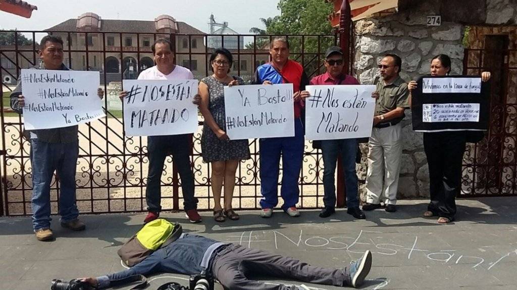 Mexikanische Journalisten protestieren, nachdem erneut zwei Berufskollegen ermordet wurden.