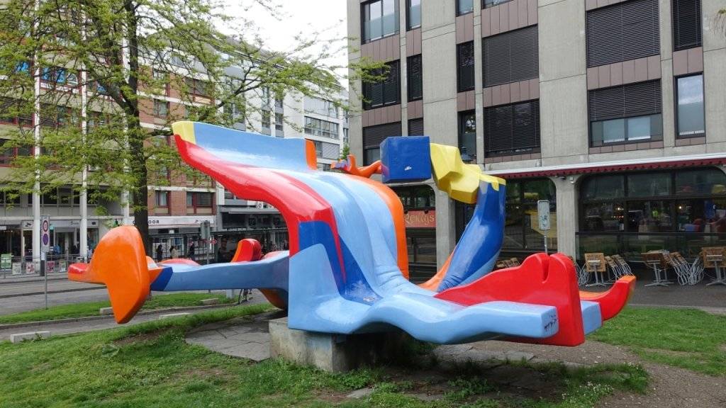 Die auf der Heuwaage aufgestellte grellbunte Skulptur «Lieu dit» von Michael Grossert löste 1976 eine heftige politische Debatte über aktuelle Kunst aus.