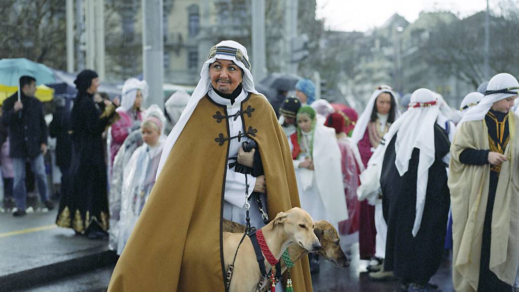 Der Regierungsrat will sich zur Kostümwahl der Zünfter am Sechseläuten nicht äussern. Im Bild ein Mitglied der Zunft zur Kämbel, die sich als Araber verkleidet. Dazu gehören auch braun geschminkte Gesichter. (Archivbild)