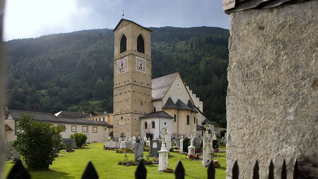 Der Friedhof und die Klosterkirche des Klosters St. Johann in Müstair GR. Das Benediktinerkloster mit der Kirche aus dem 8. Jahrhundert steht seit 1983 auf der Liste der Unesco-Welterbestätten.