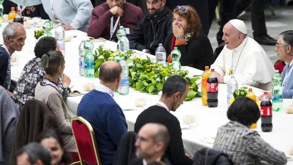 Papst Franziskus (2. von rechts)  nahm nach der Messe mit Bedürftigen eine Mahlzeit ein.