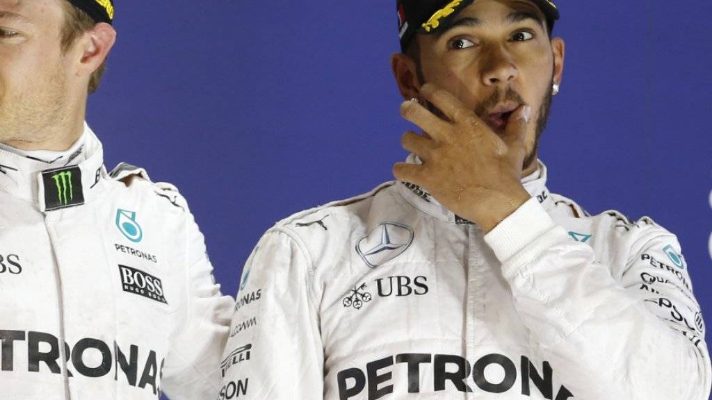 Lewis Hamilton (rechts) wird nach einem Getriebewechsel beim kommenden Grand Prix von China eine Start-Strafe erhalten