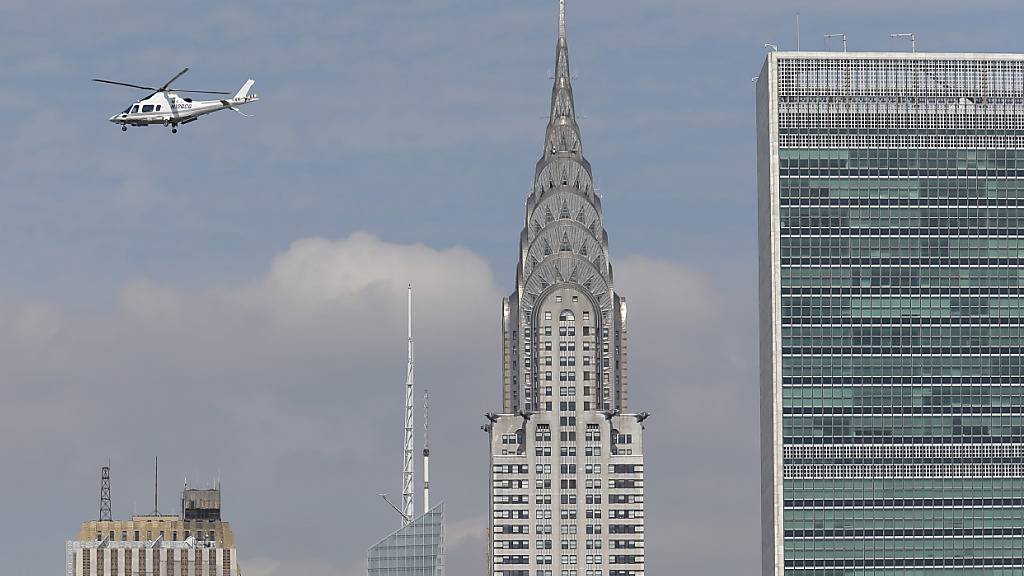 Um den Schuldenberg abzutragen, muss sich die Immobilien- und Handelsgruppe Signa auch von prestigeträchtigen Objekten wie dem Chrysler Building (Mitte) in New York trennen. (Archivbild von 2018)